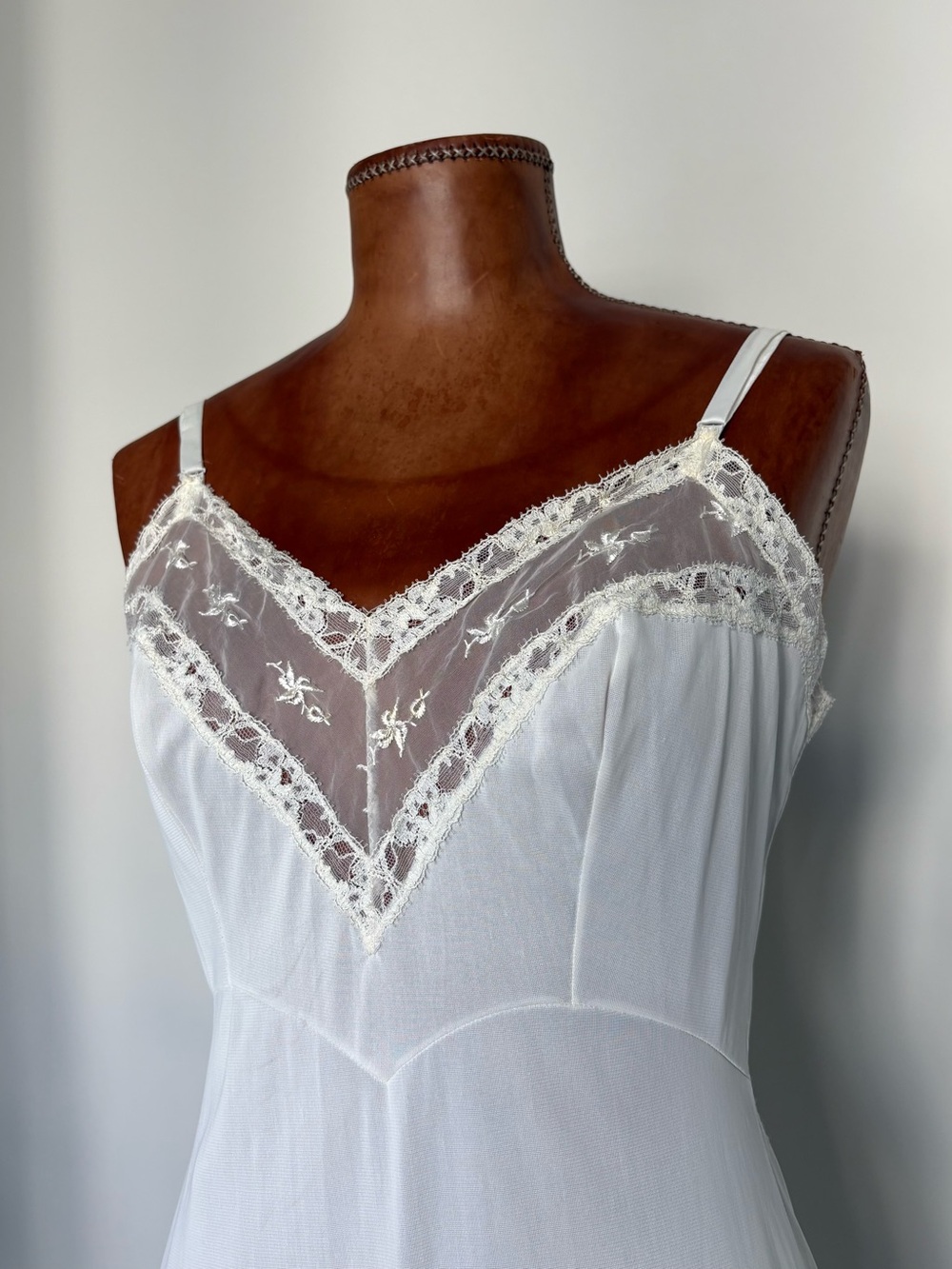 Miss Youth Form Vintage Slip Dress with White Lace Details from the 50s-60s - Picture 3 of 7